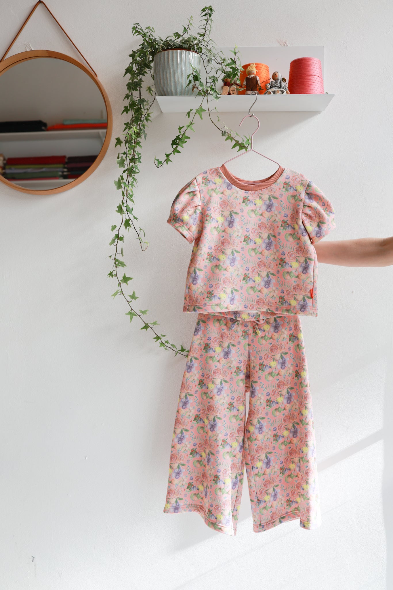 Organic cotton puffed sleeve kids top.