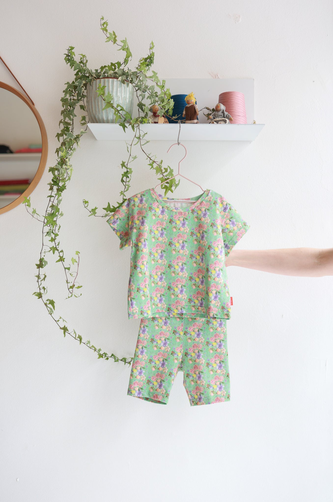 Kids organic jersey t-shirt and short leggins.