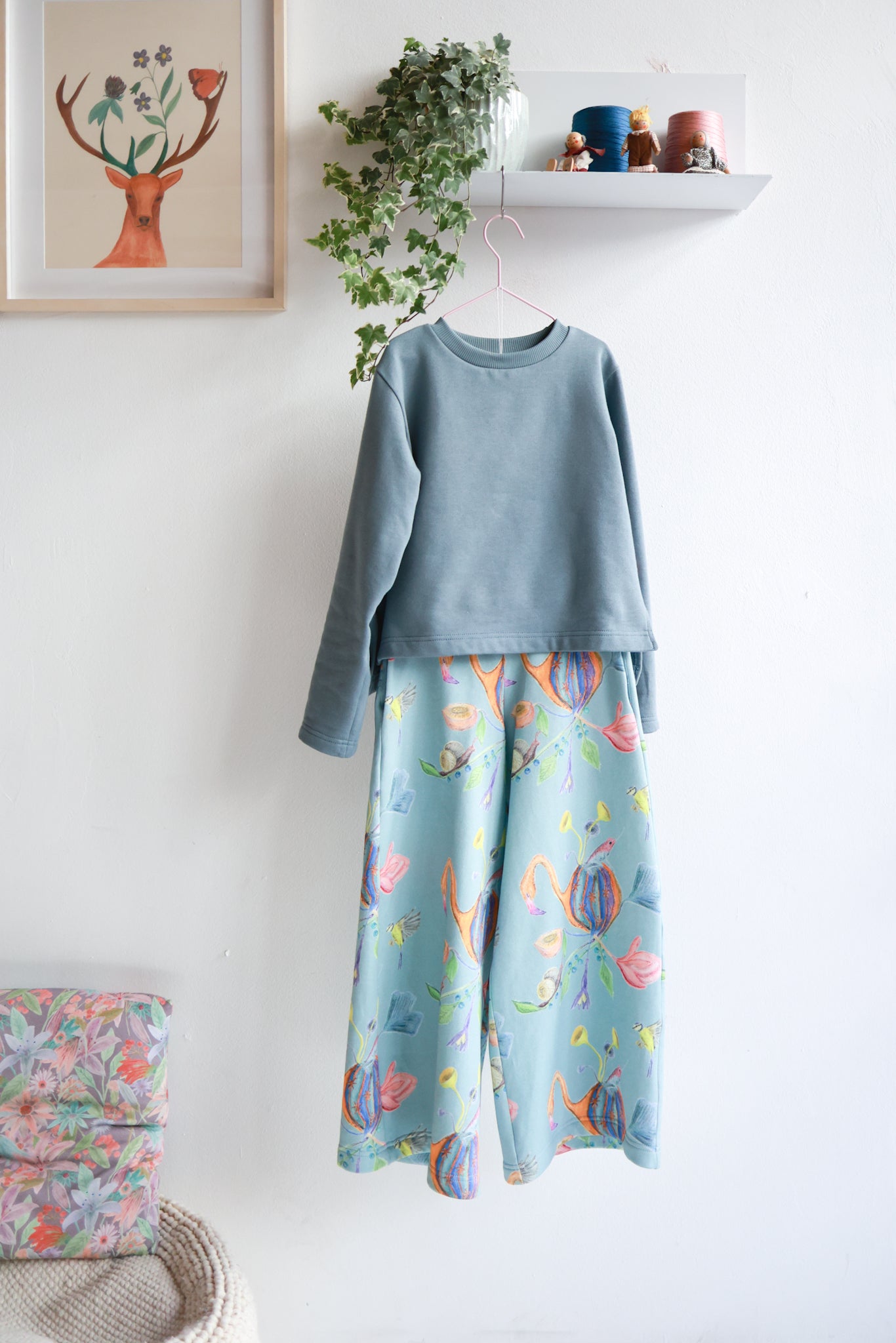 Kids organic cotton slitted sweatshirt and wide pants.