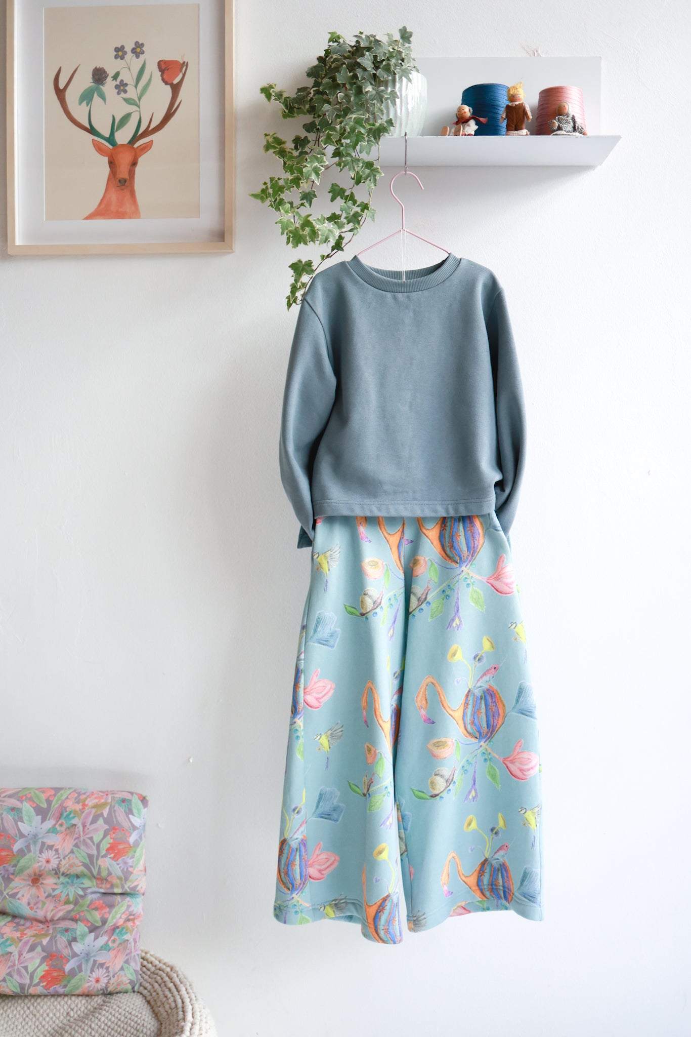 Kids organic cotton slitted sweatshirt and wide pants.