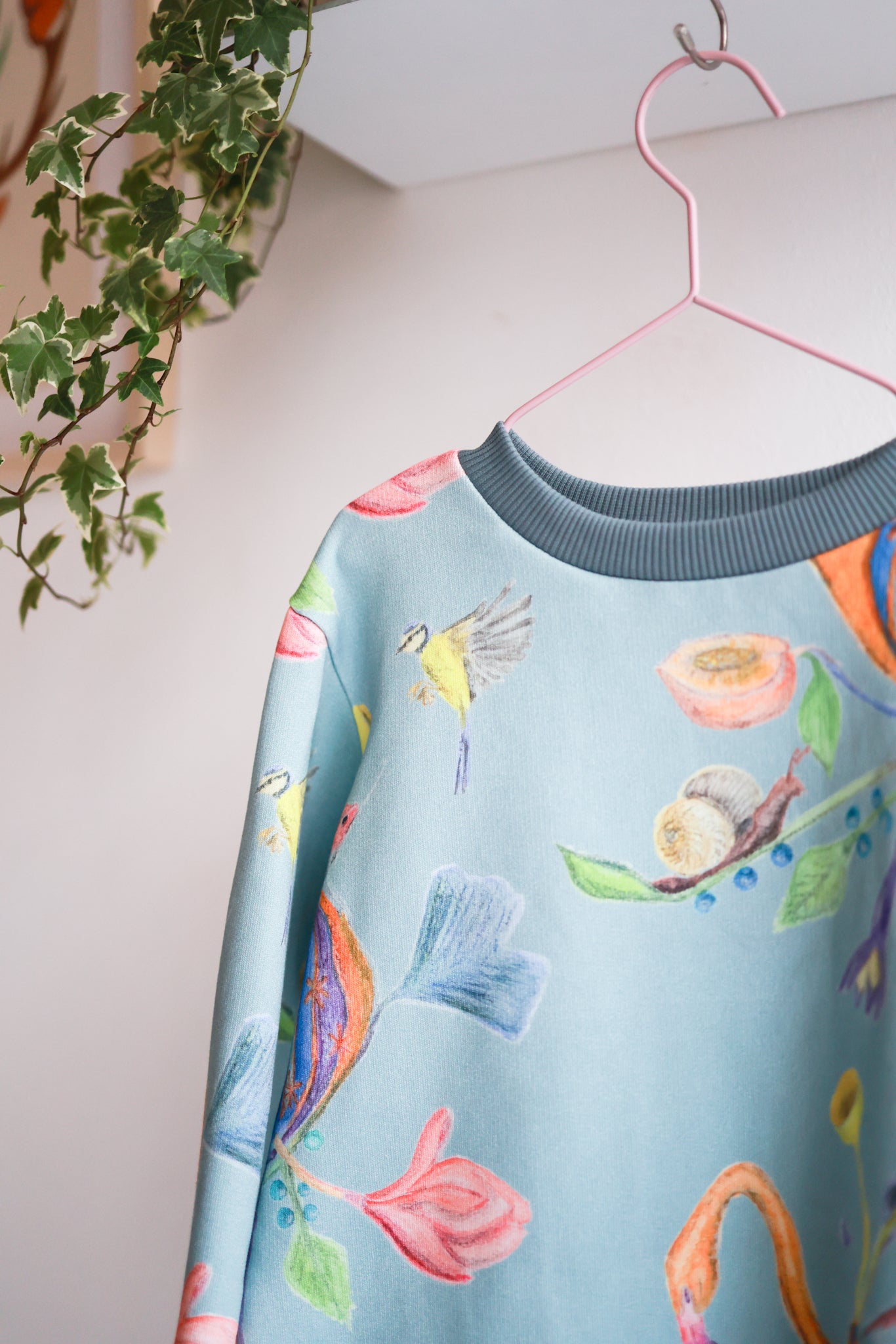Kids organic cotton slitted sweatshirt.