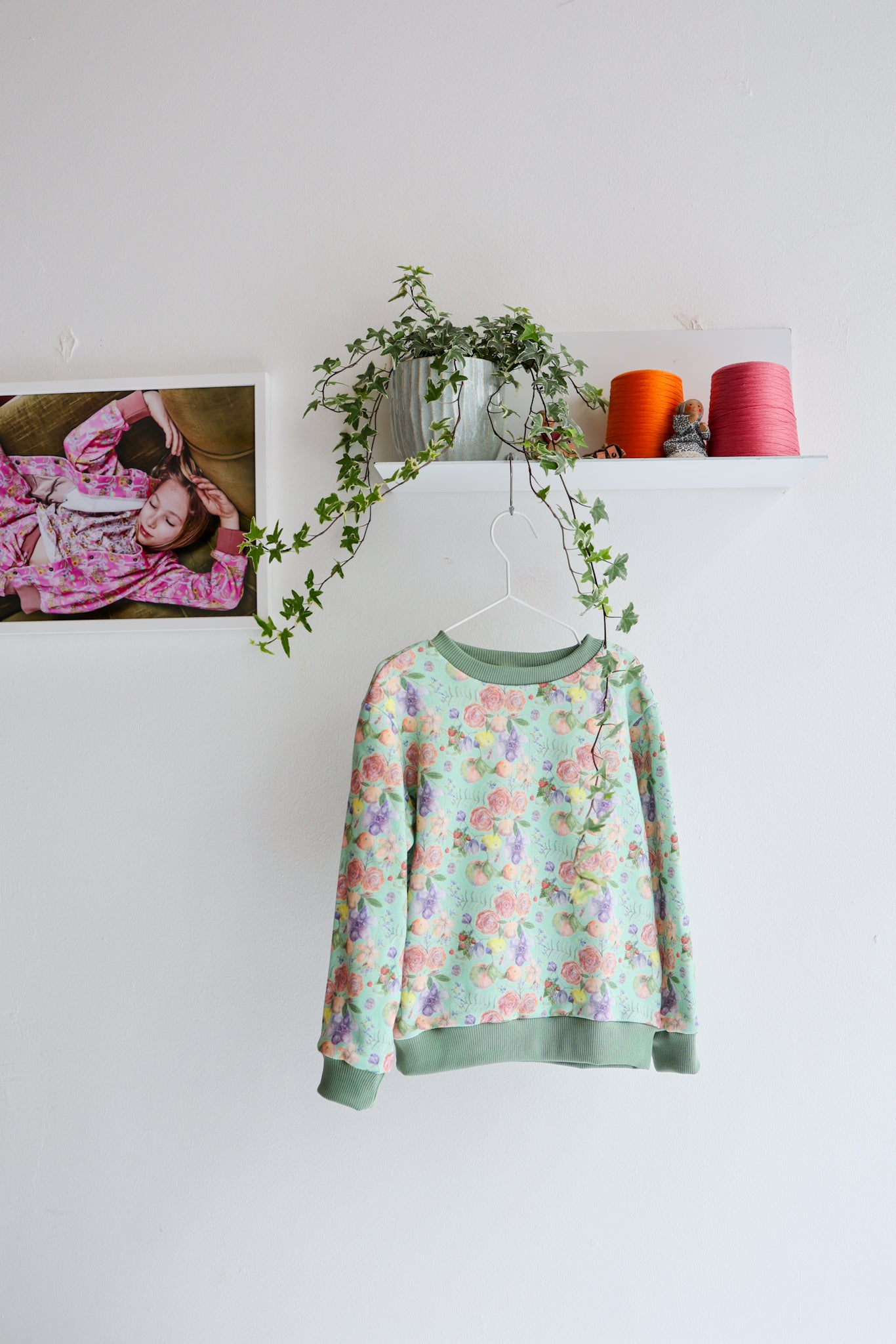 Kids unisex organic cotton sweatshirt.
