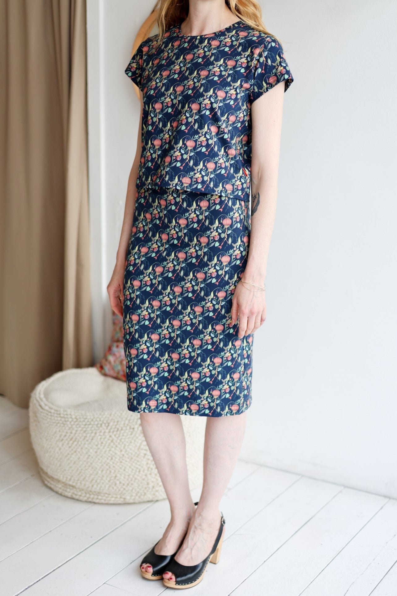 Floral Medusa' Organic Jersey Mid Crop Women T-Shirt | navy
