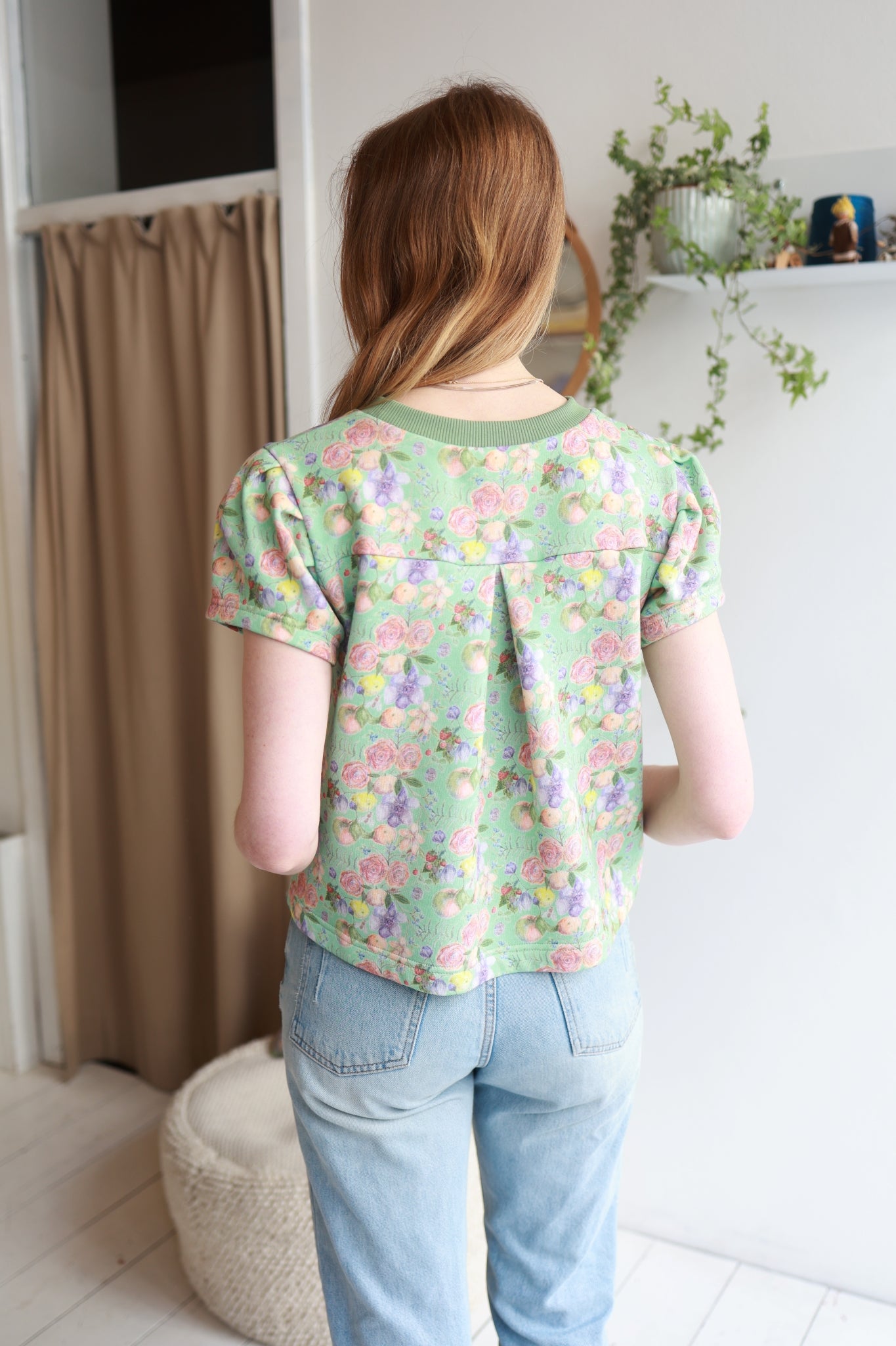 Organic cotton puffed sleeve women top.