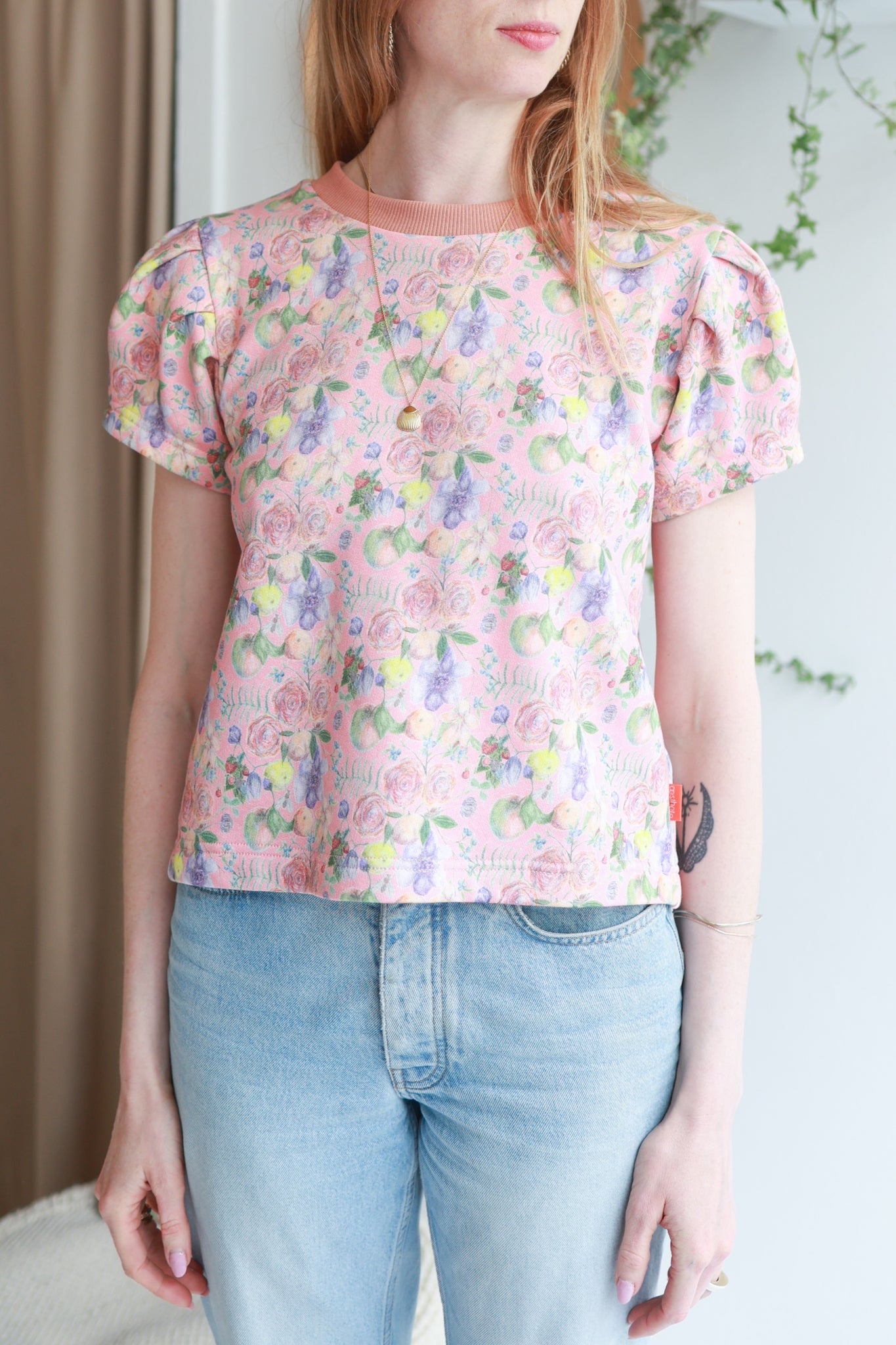Organic cotton puffed sleeve women top.
