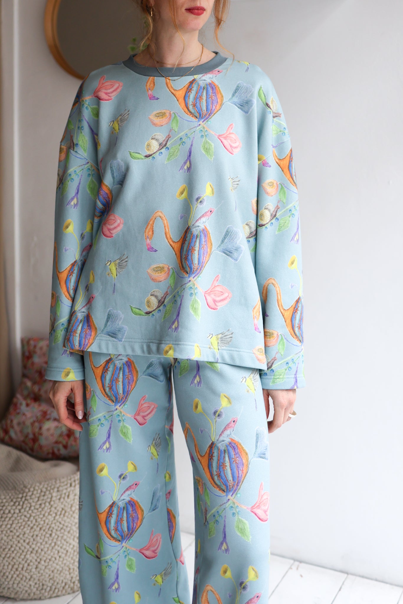 Women organic cotton sweatshirt.