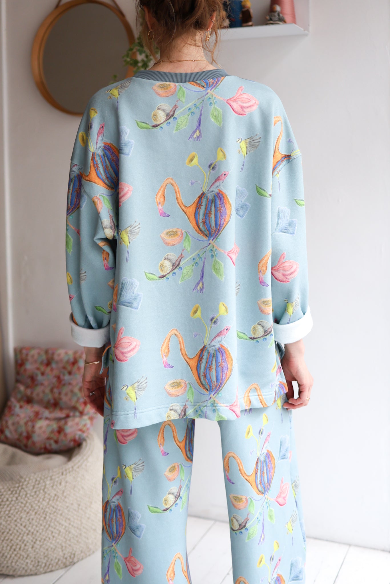 Women organic cotton sweatshirt.