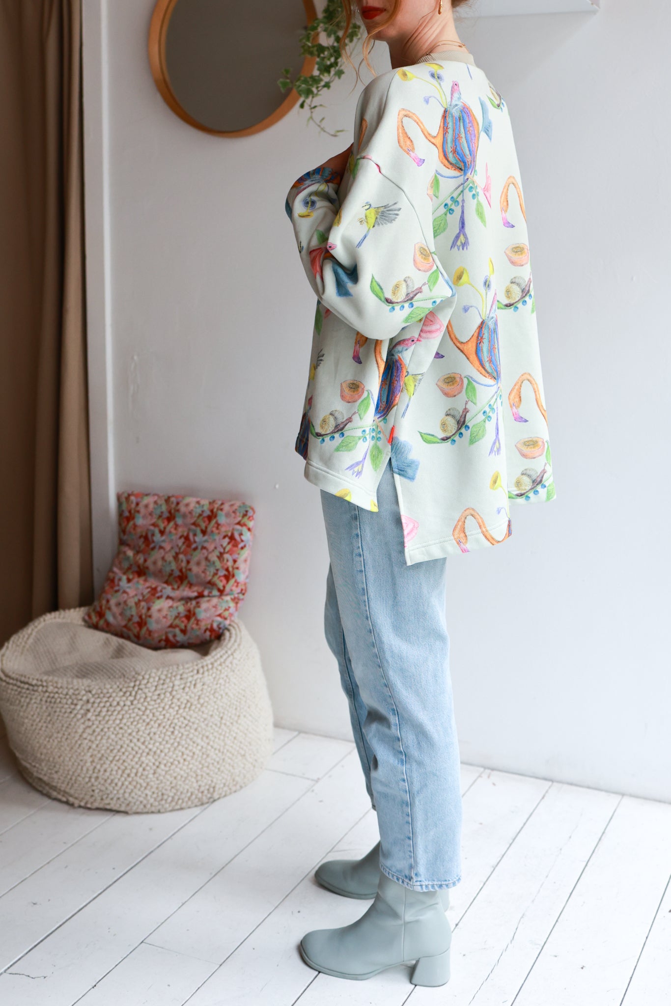 Women organic cotton sweatshirt.