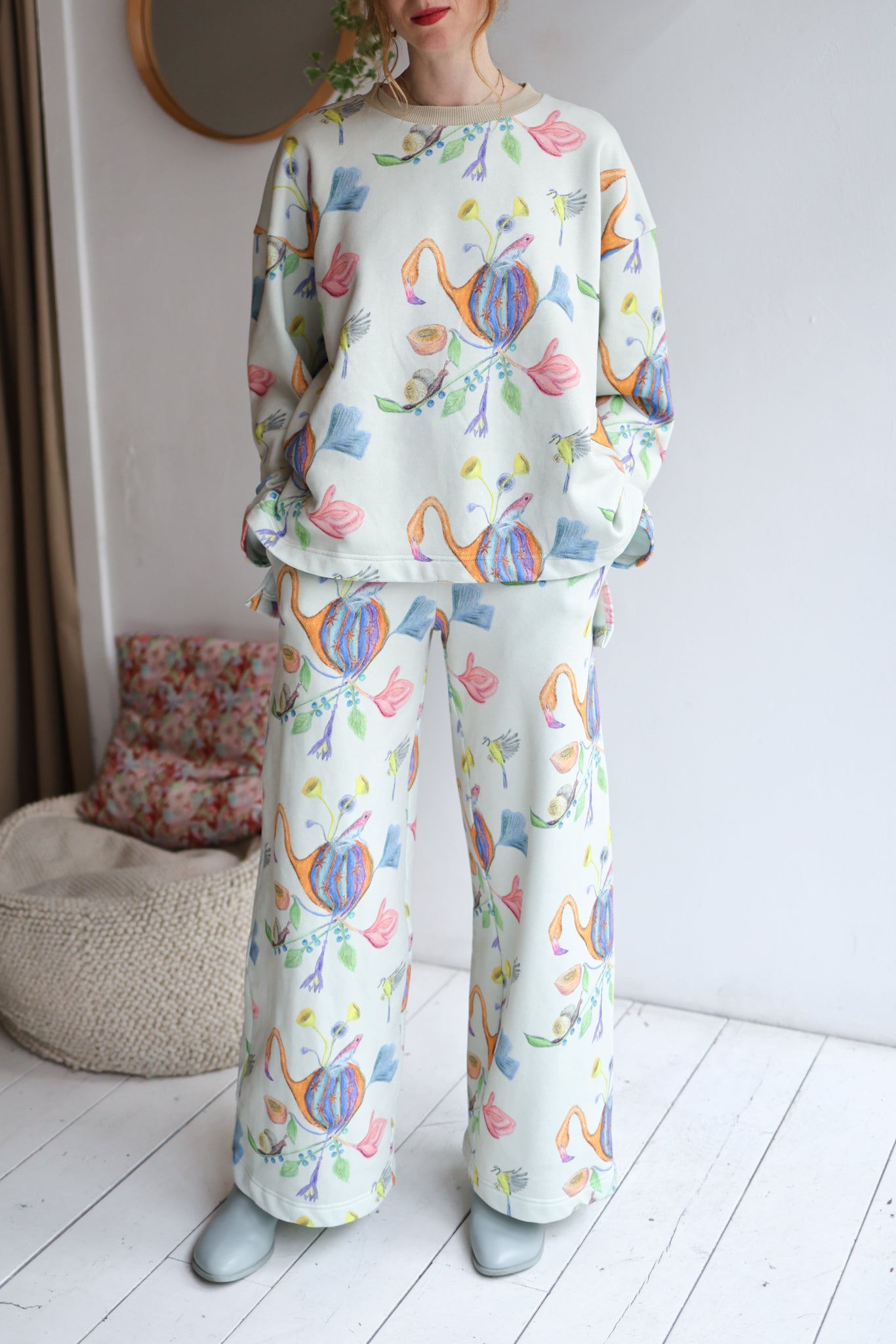 Women organic cotton sweatshirt.