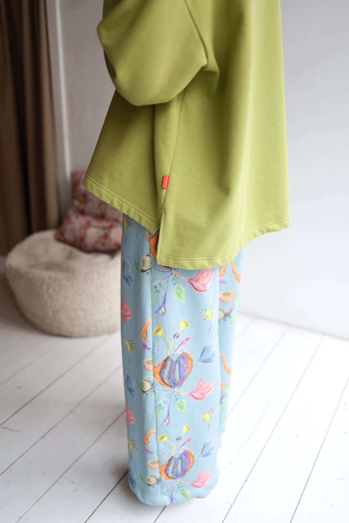 Women organic cotton sweatshirt.