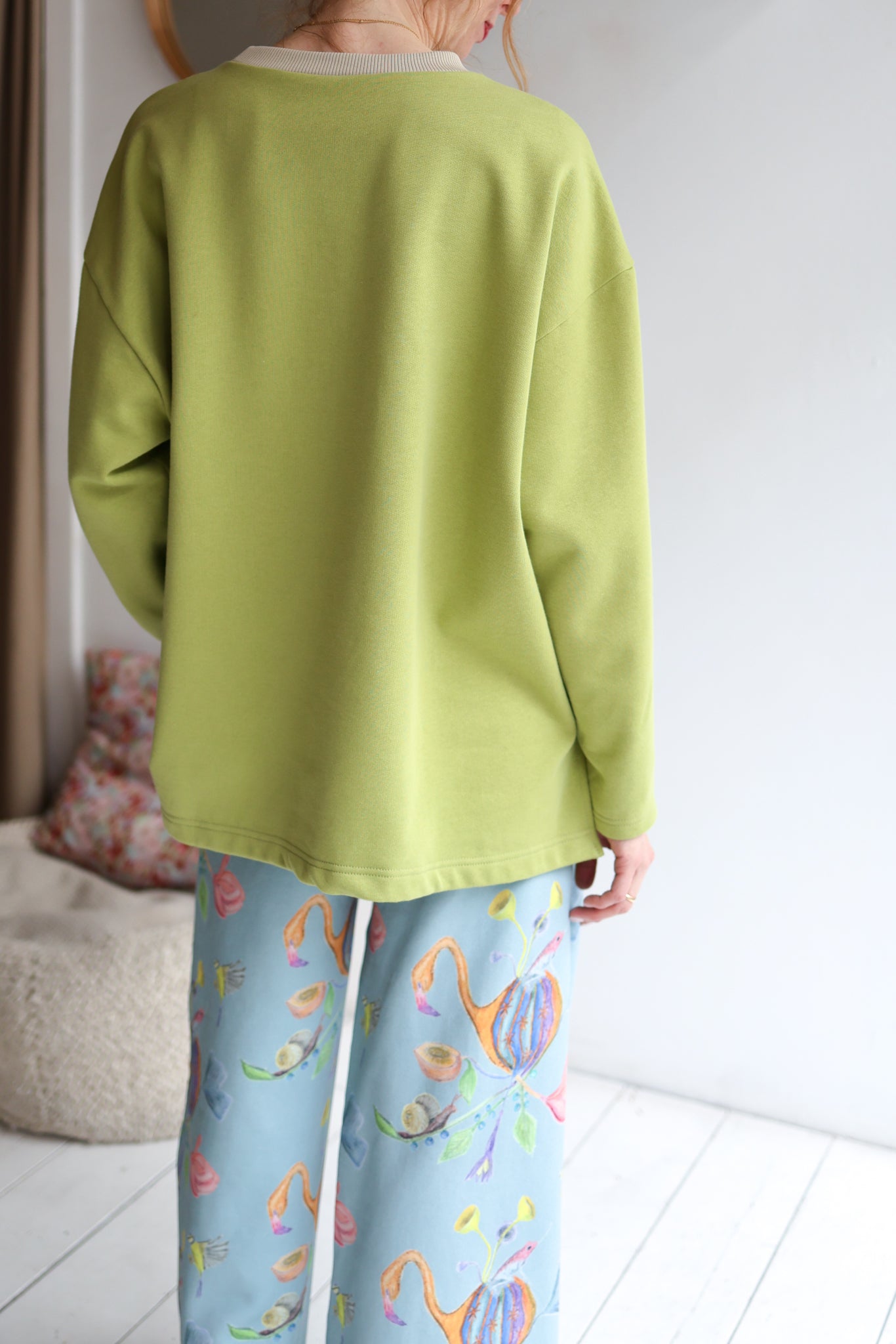 Women organic cotton sweatshirt.