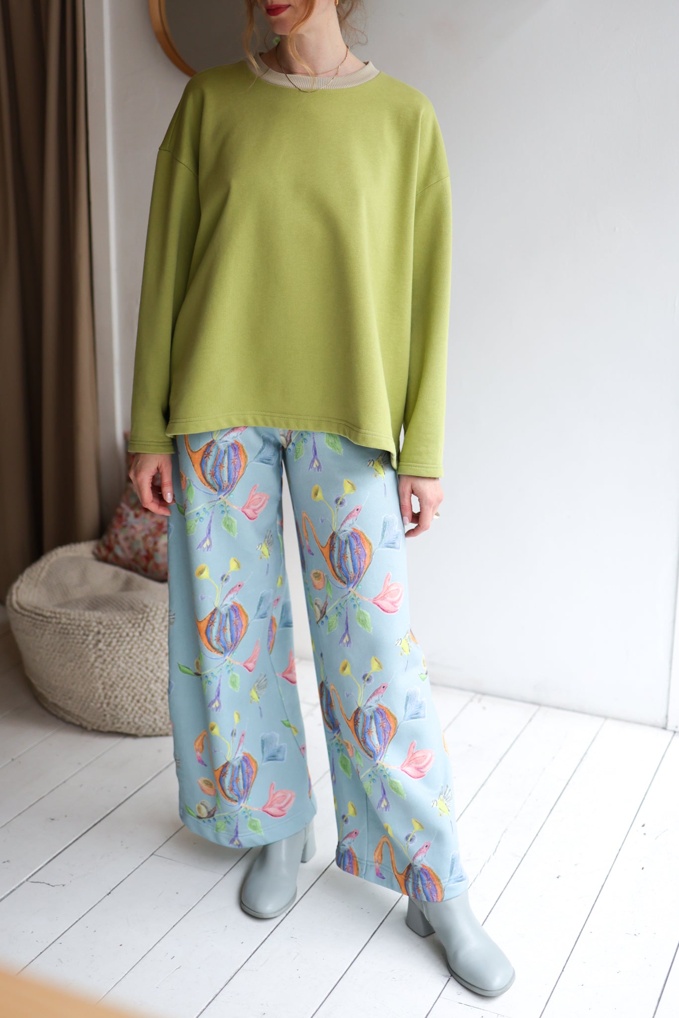 Women organic cotton sweatshirt.