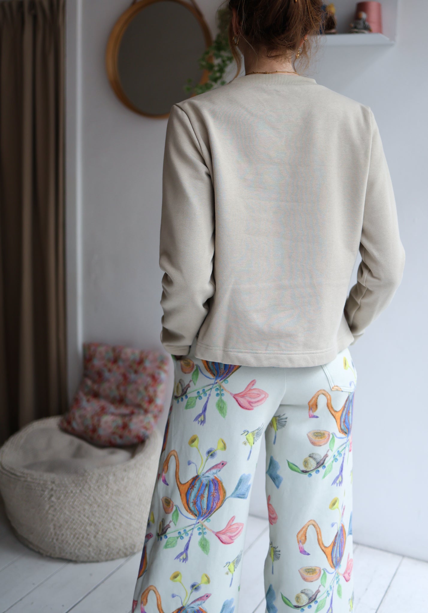 Women organic cotton sweatshirt.