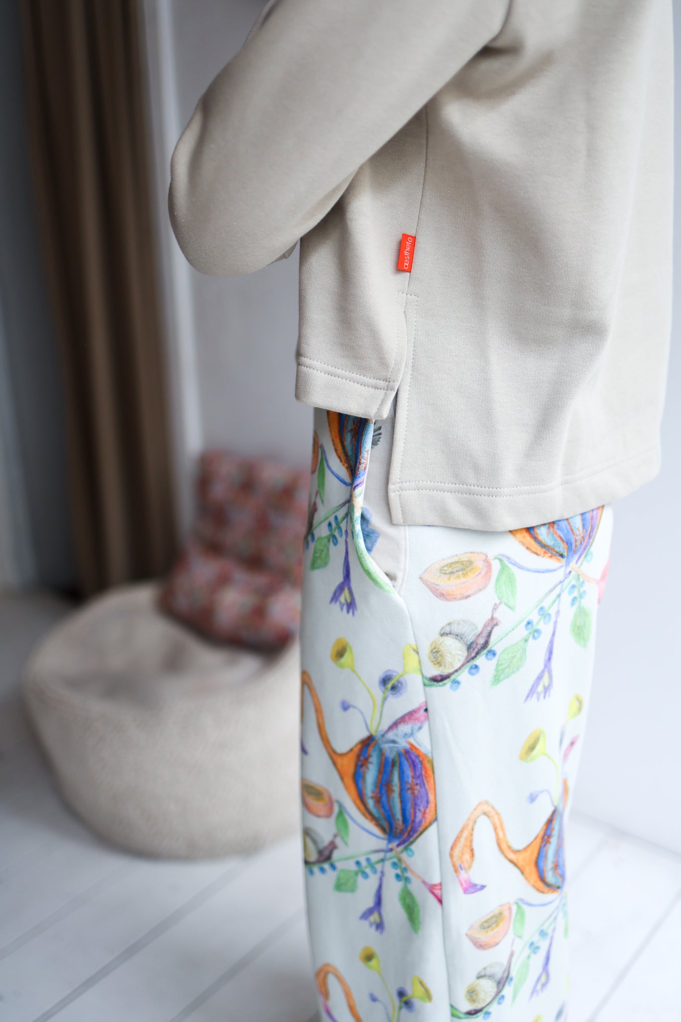 Women organic cotton sweatshirt.