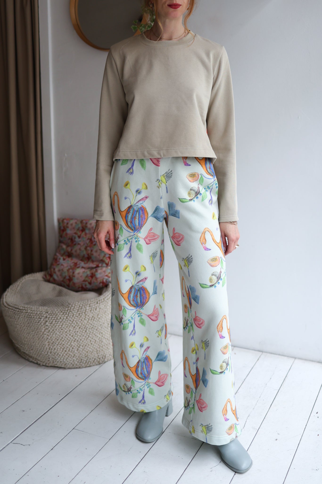 Women organic cotton sweatshirt.