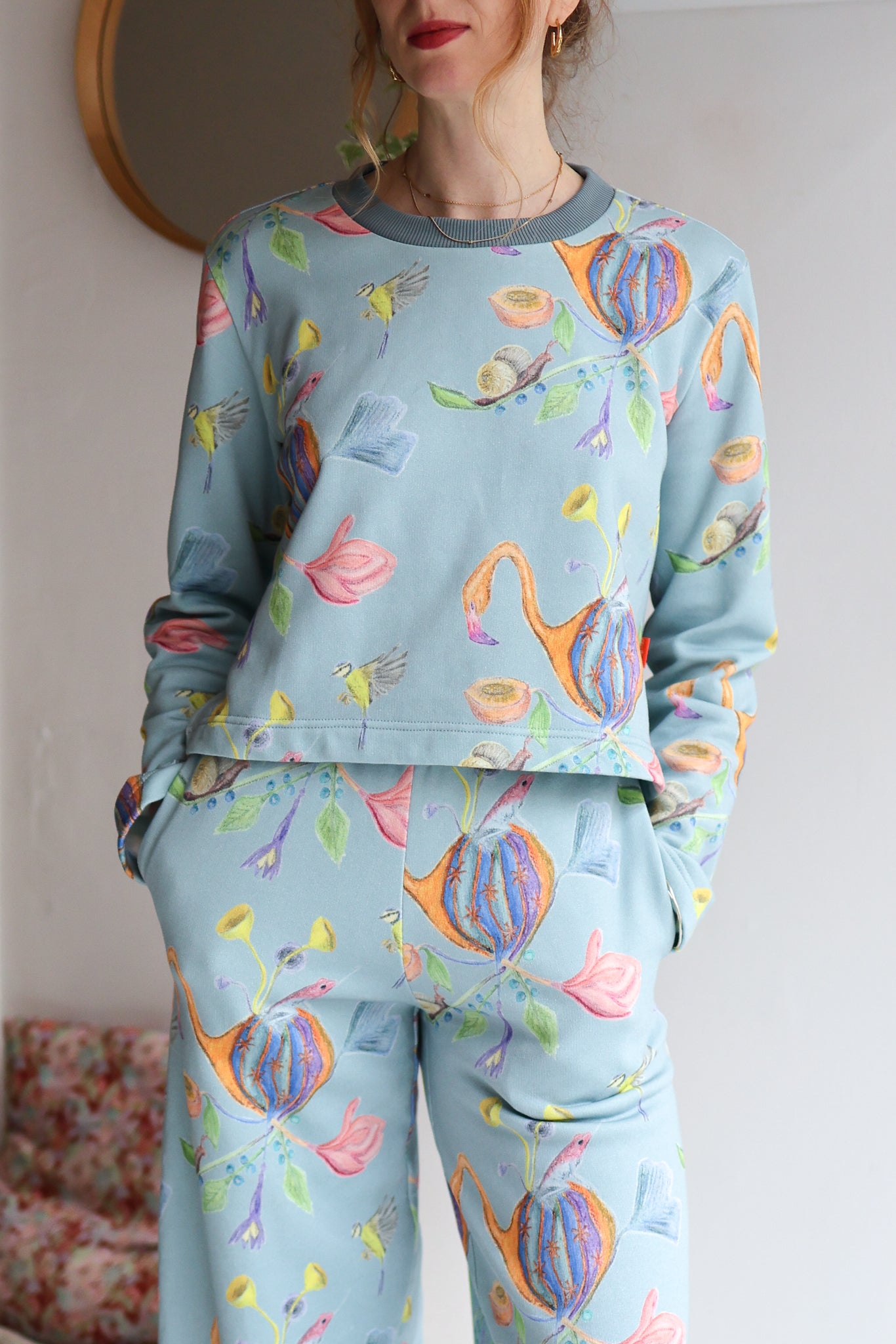 Women organic cotton sweatshirt.