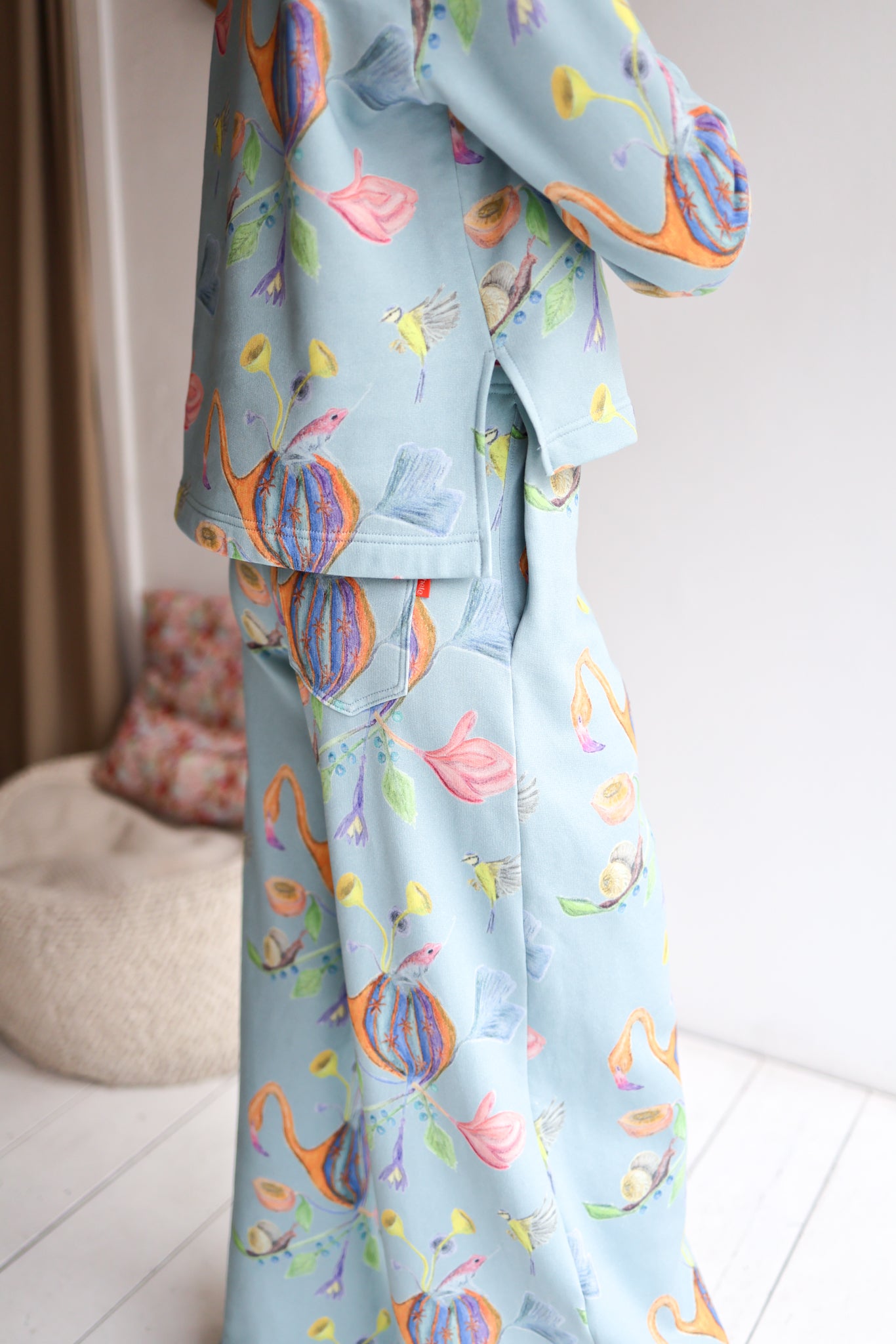 Women organic cotton sweatshirt.