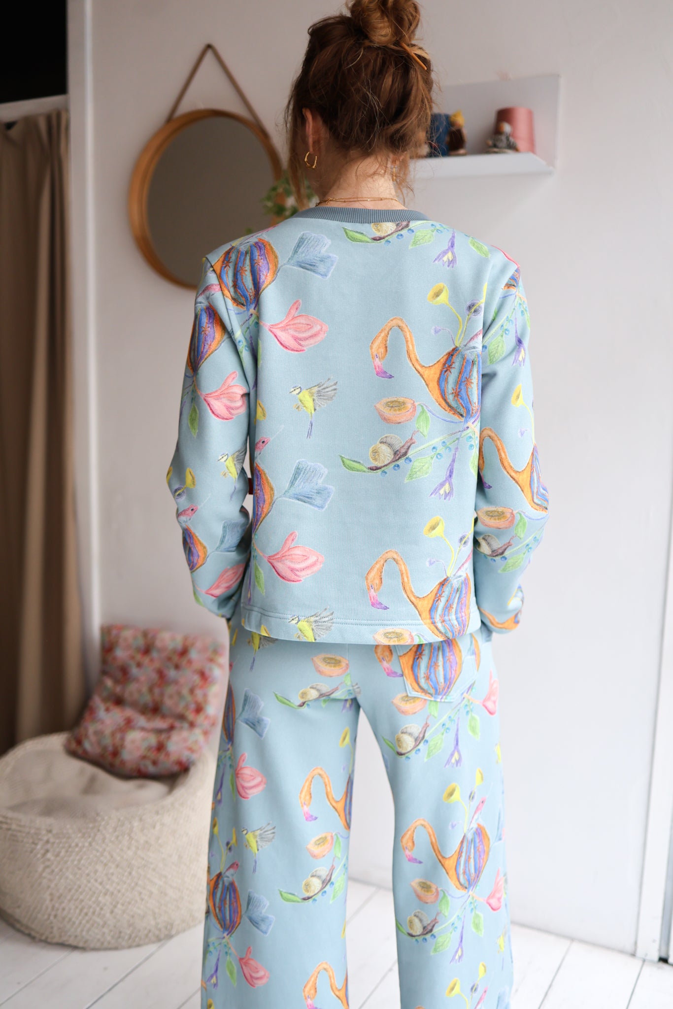 Women organic cotton sweatshirt.