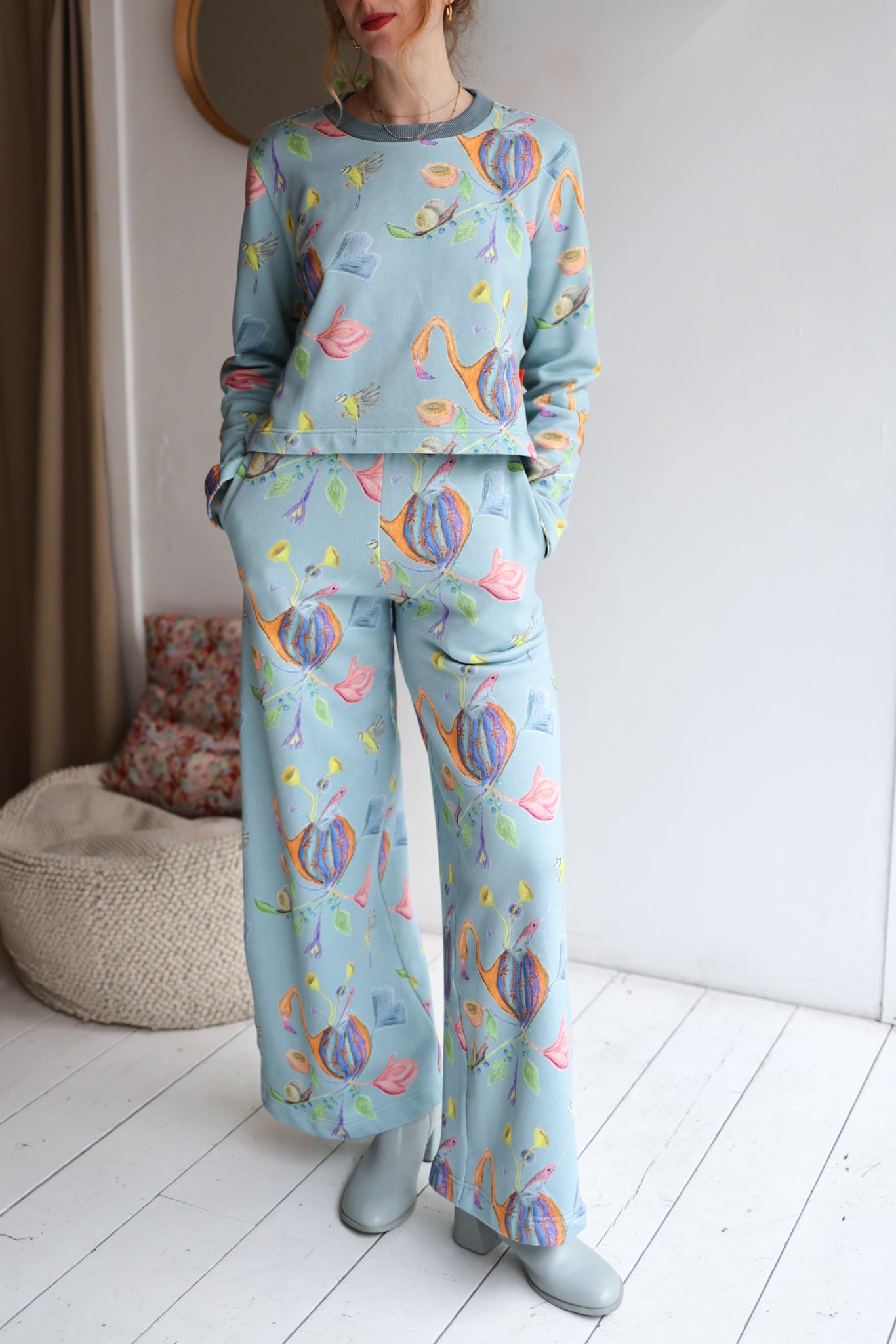 Women organic cotton sweatshirt.