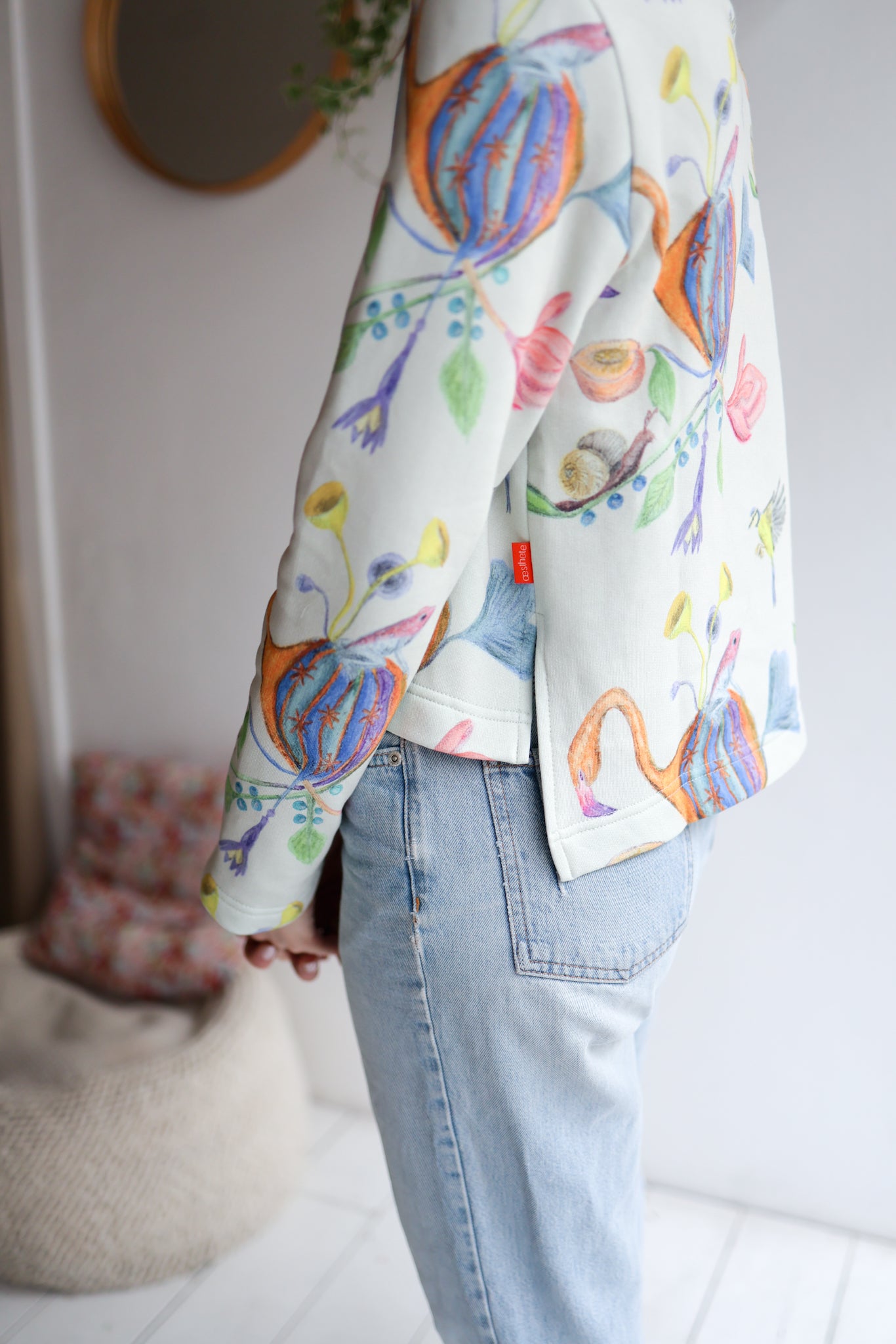 Women organic cotton sweatshirt.