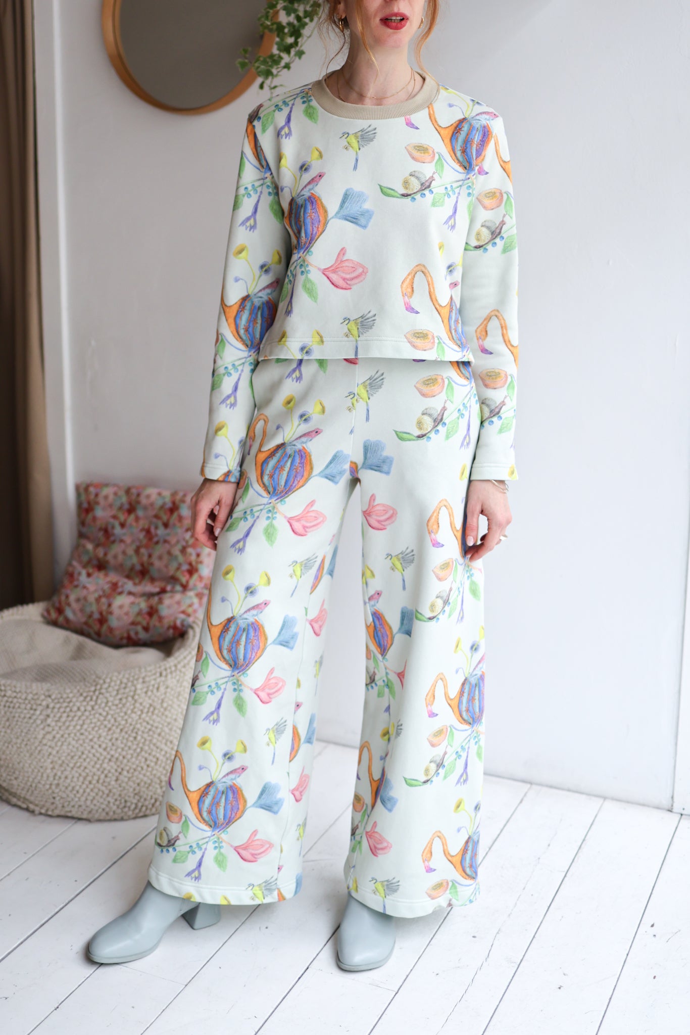 Women organic cotton sweatshirt.