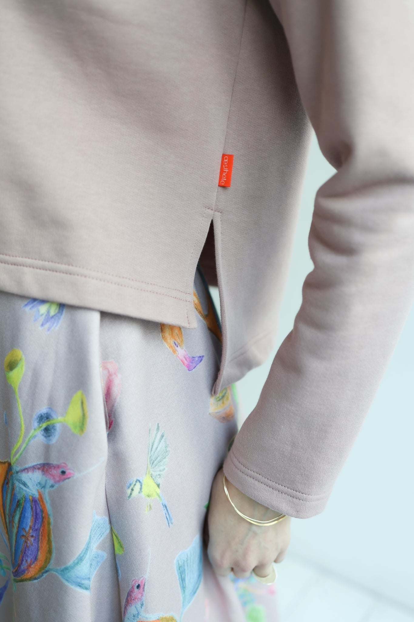 Women organic cotton sweatshirt.