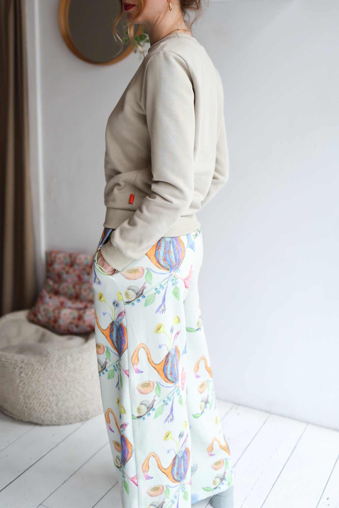 Women organic cotton sweatshirt.