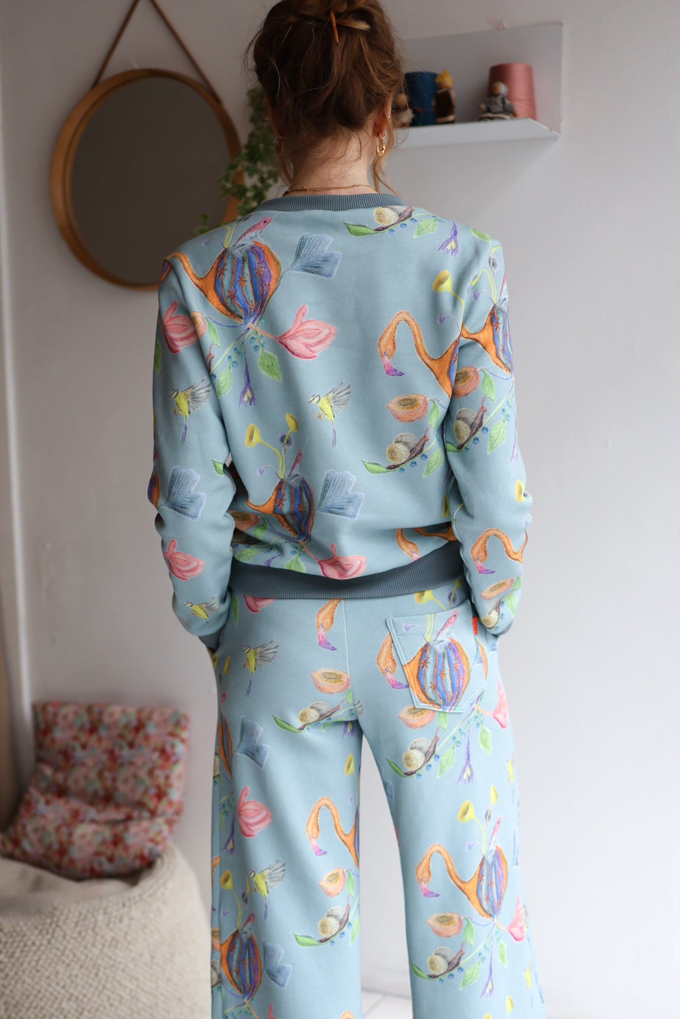 Women organic cotton sweatshirt.