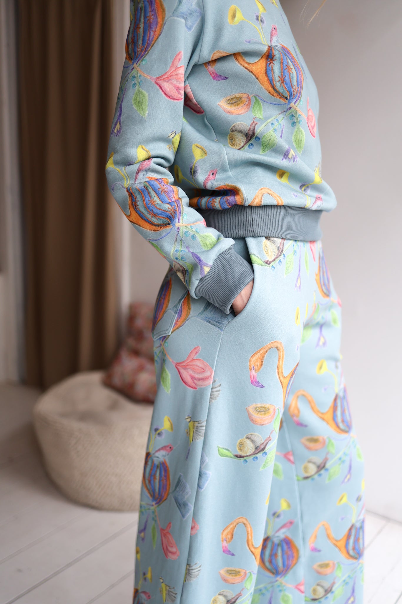 Women organic cotton sweatshirt.