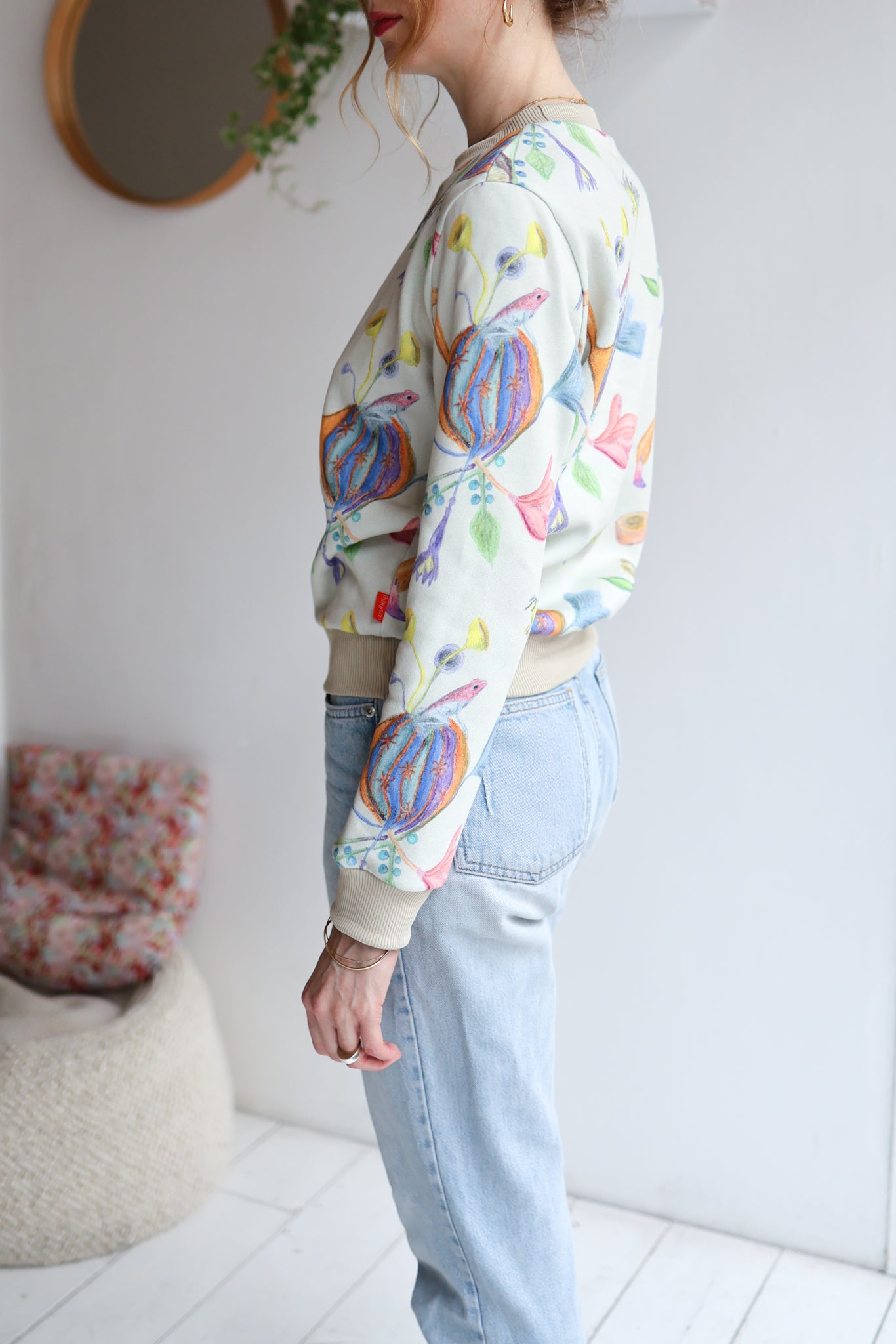 Women organic cotton sweatshirt.