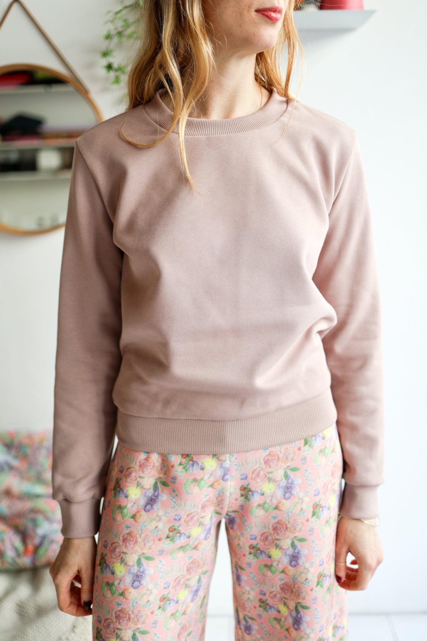 Women organic cotton sweatshirt.