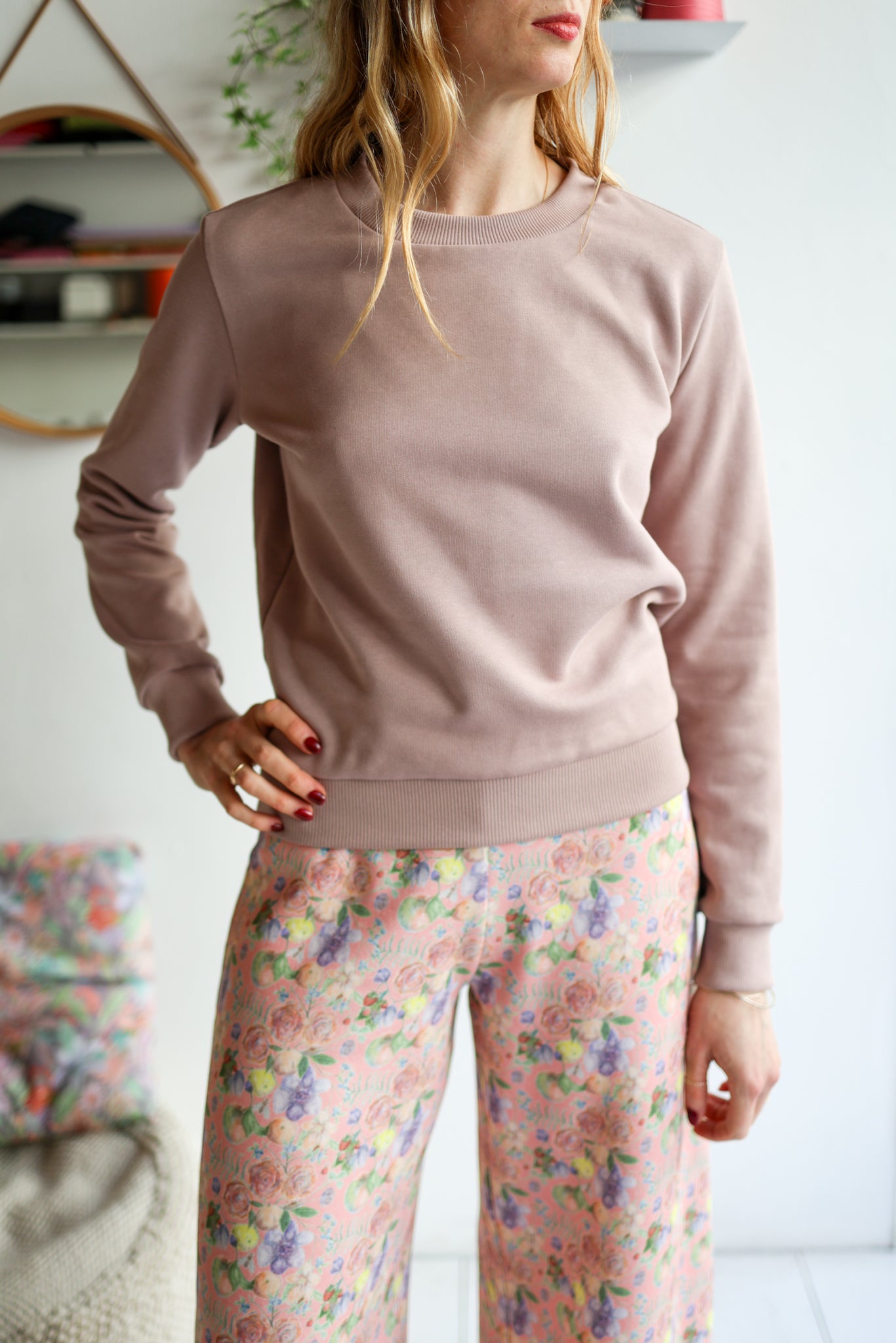 Women organic cotton sweatshirt.