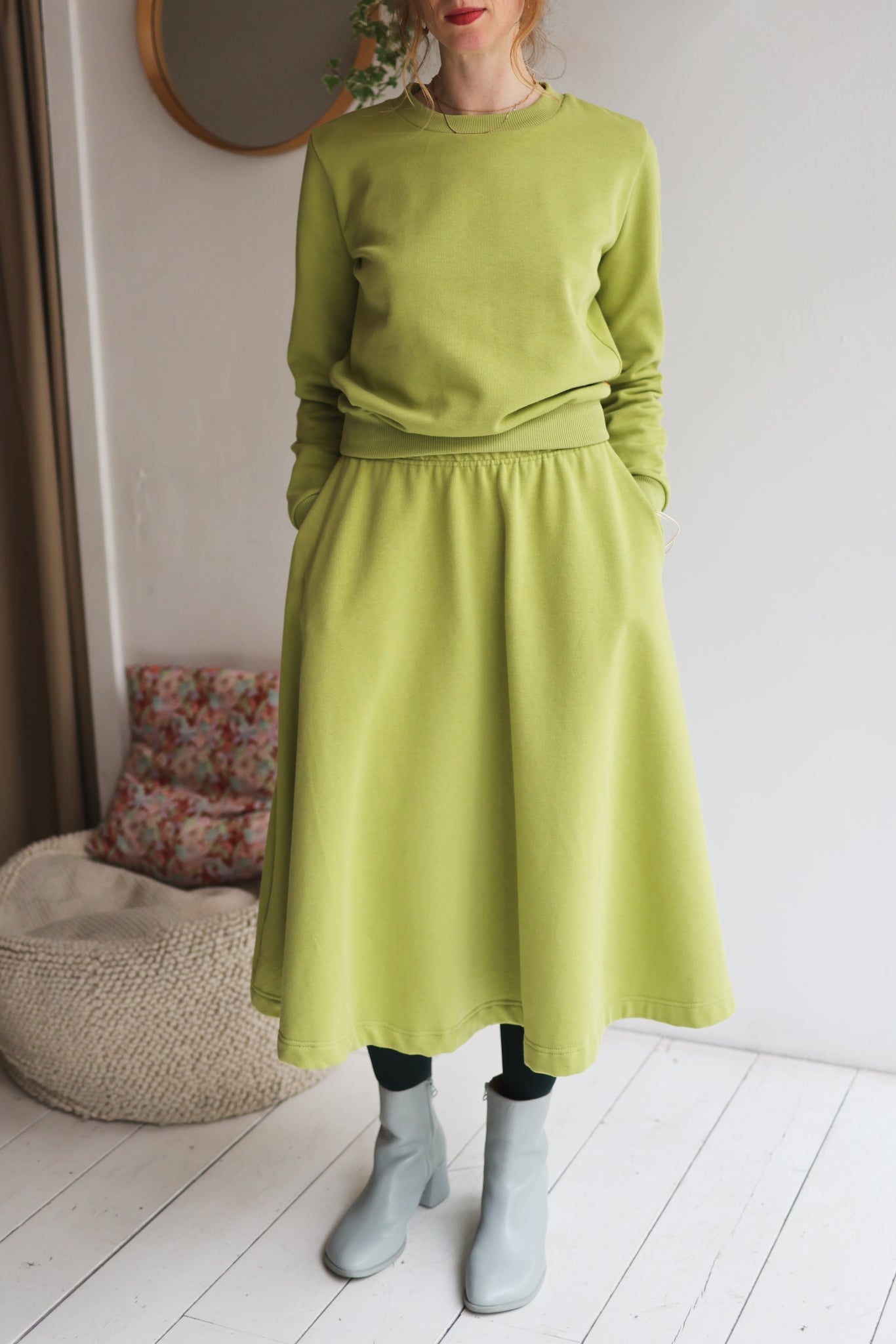 Women organic cotton sweatshirt.